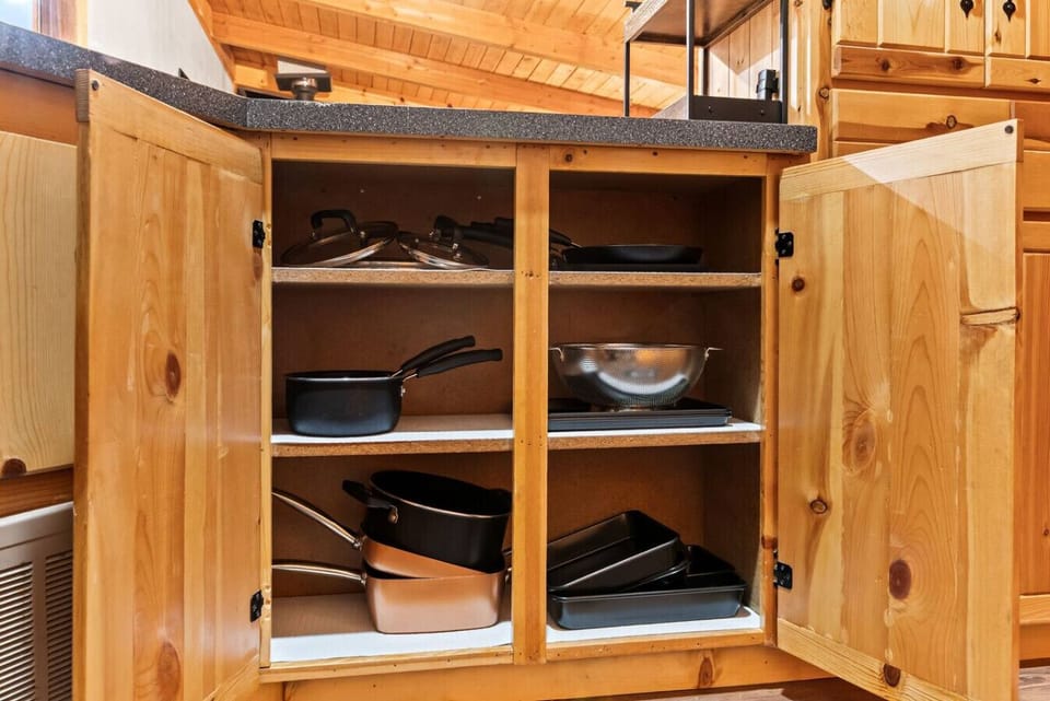 Fully Stocked Kitchen - Pots/Pans, Colander, Baking Dishes - everything you need for preparing meals!