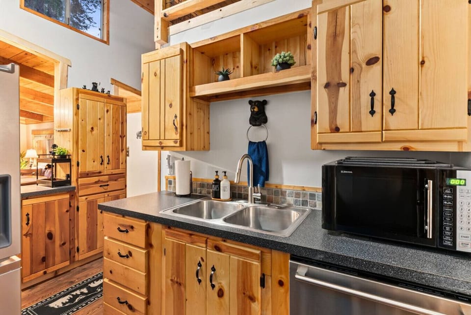 Fully Stocked Kitchen! Sink, Microwave, Hand/Dish Soap, Paper Towels, Dishwasher, Pots/Pans, Dishes, Silverware, Cooking Utensils and more!