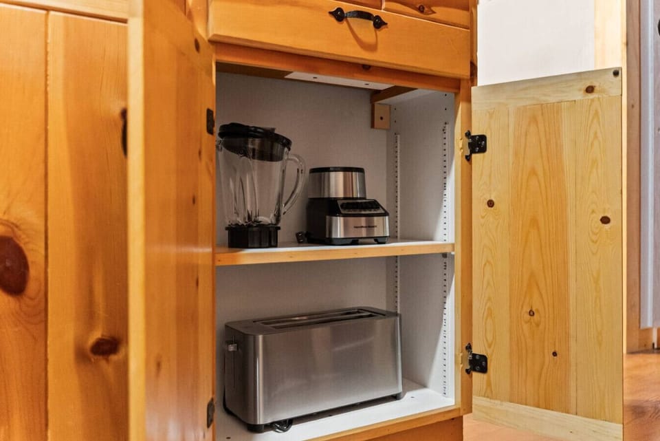 Kitchen - Small kitchen appliances: a toaster and blender are available to make smoothies and toast for breakfast!