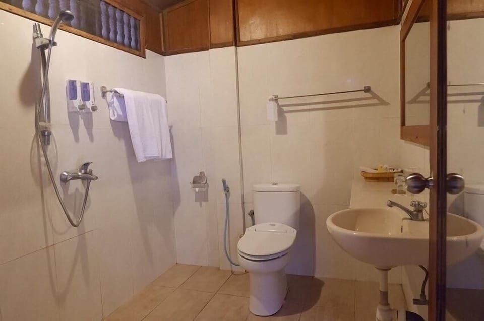 Deluxe Room, 1 Double or 2 Twin Beds | Bathroom | Free toiletries, slippers, towels