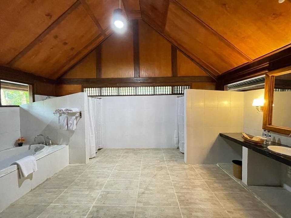 Executive Room | Bathroom | Free toiletries, slippers, towels