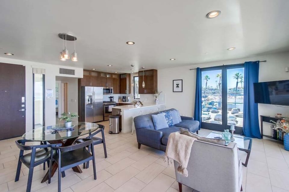 Condo, Multiple Beds, Balcony, Ocean View | Living area
