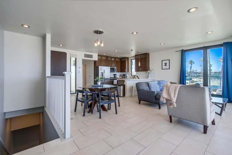 Condo, Multiple Beds, Balcony, Ocean View | Living area