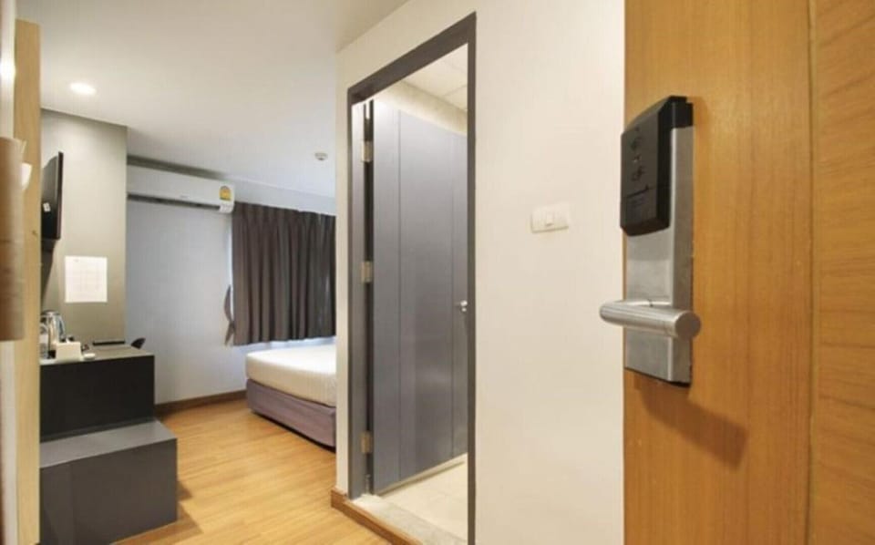 Standard Double With Window | In-room safe, desk, free WiFi, bed sheets