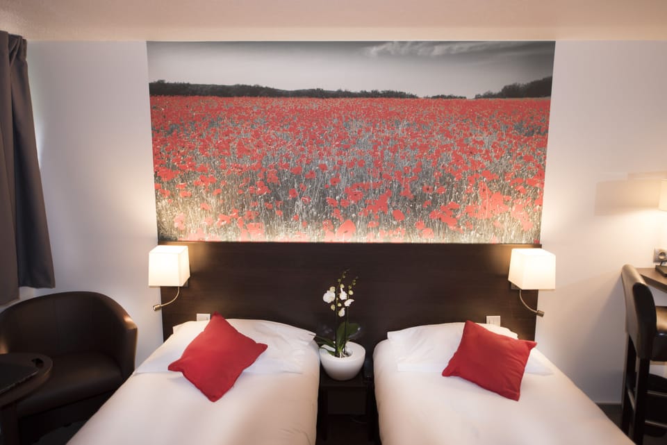 Twin Room | Desk, free cribs/infant beds, free WiFi