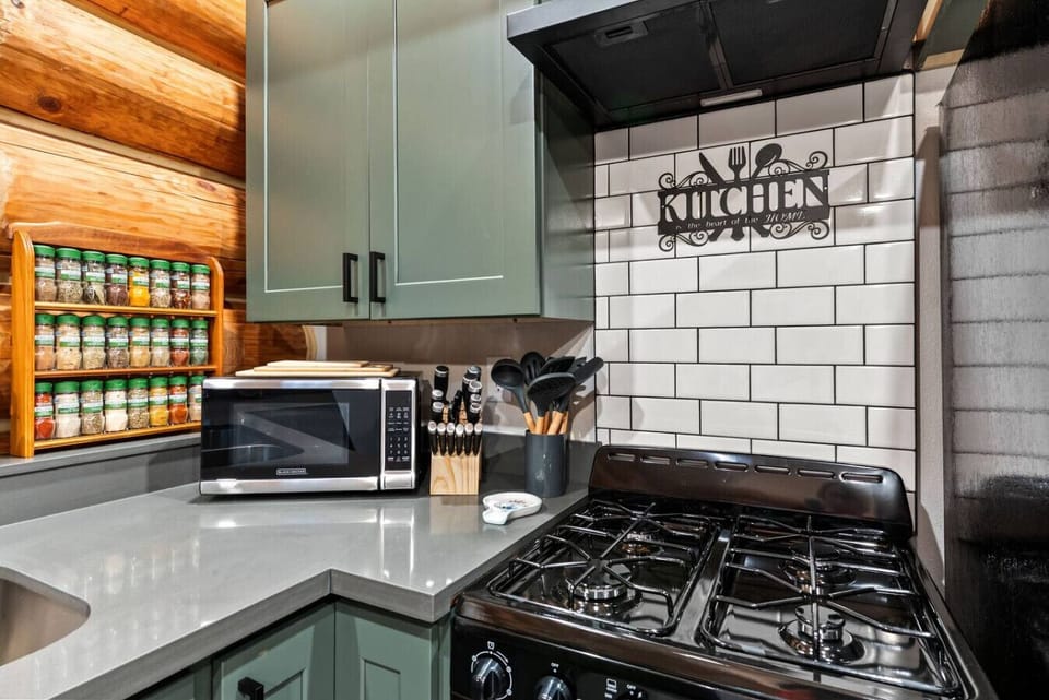 Well equipped kitchen: fridge/freezer, gas stove/oven, microwave & dishwasher.  Spices, cutting boards, knives, cooking utensils, pots/pans and more!!