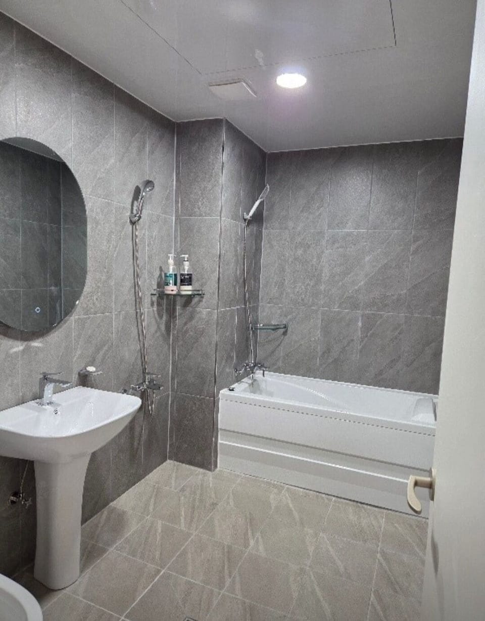 Classic Double Room | Bathroom | Free toiletries, hair dryer, towels, soap