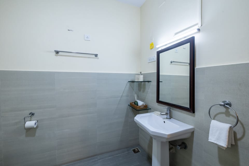 Superior Main | Bathroom | Shower, slippers, towels