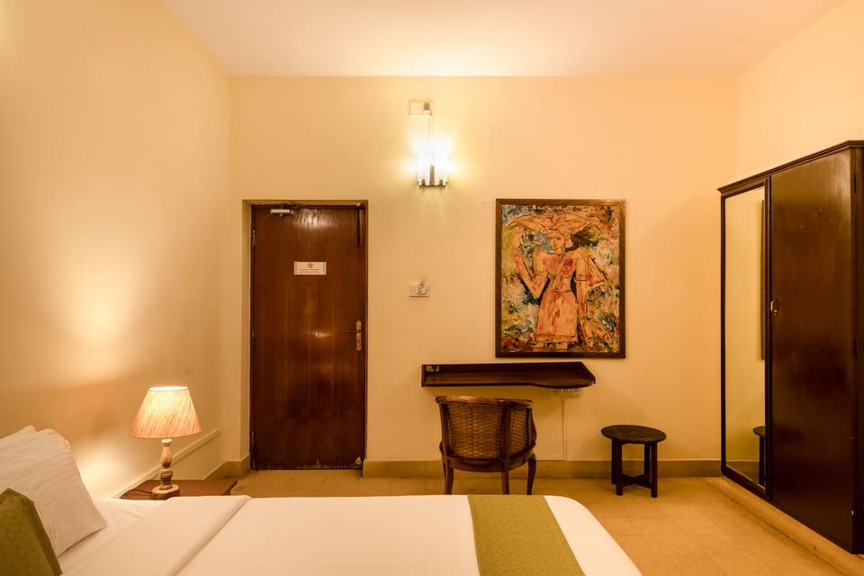 Superior Main | In-room safe, desk, blackout drapes, iron/ironing board