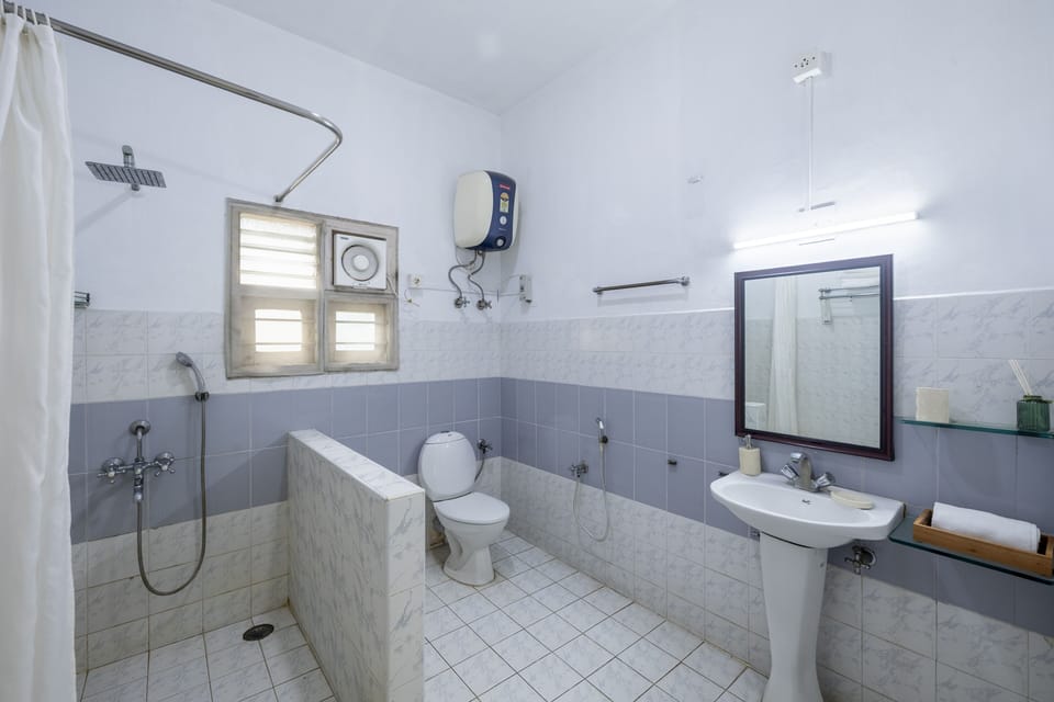 Superior Main | Bathroom | Shower, slippers, towels