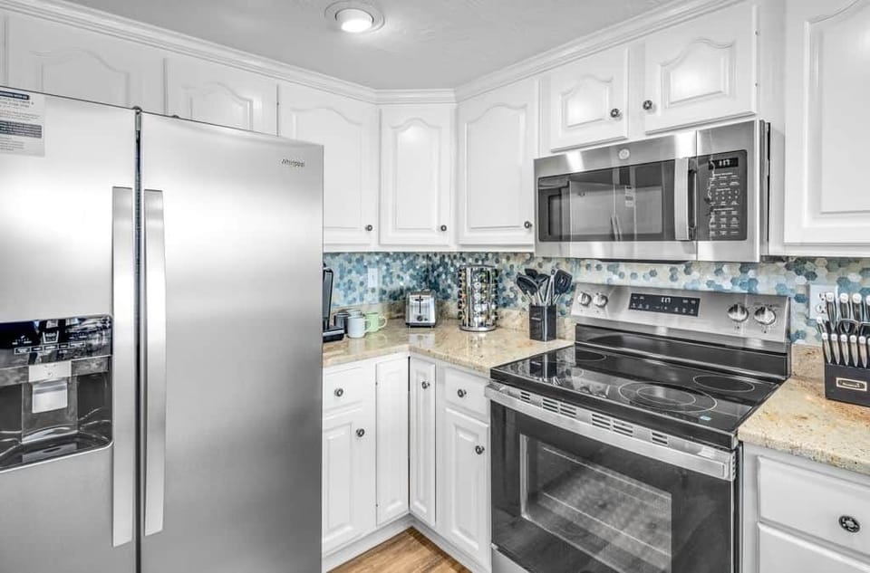 Fully stocked kitchen: Keurig + starter pods, spices, toaster, sharp knives—cook with ease.