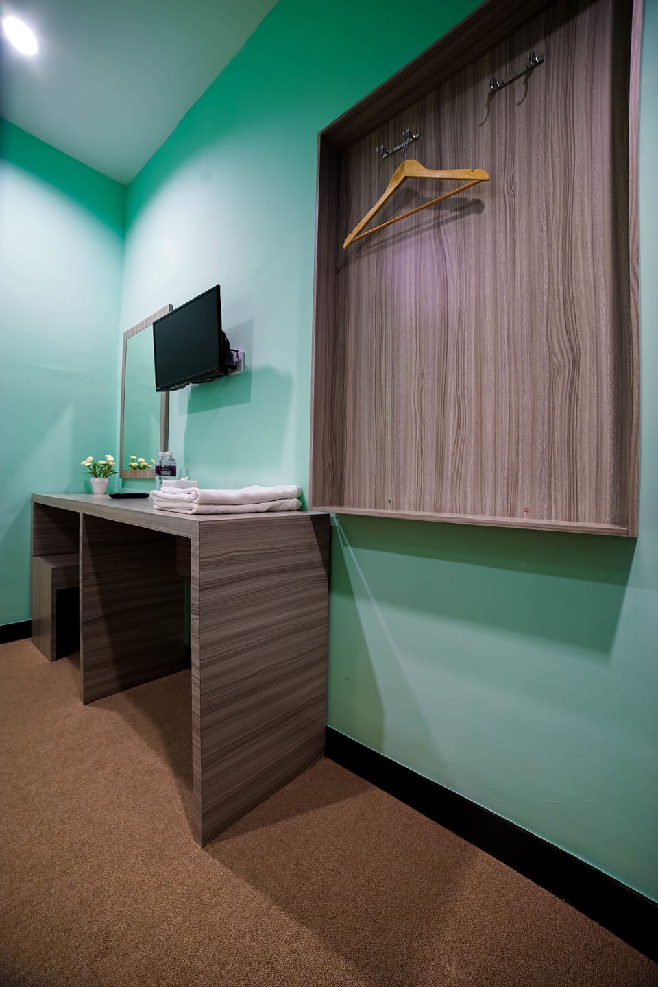 Standard Twin Room (2 persons) | In-room safe, desk, soundproofing, WiFi (free)