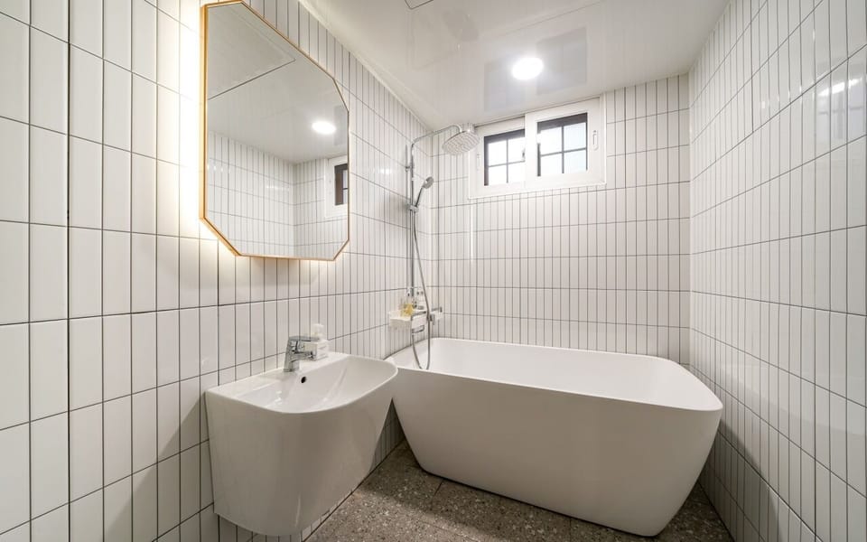 Deluxe Room | Bathroom | Free toiletries, hair dryer, slippers, towels
