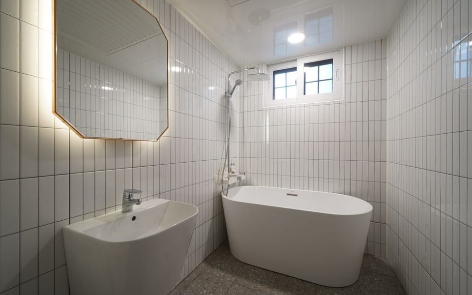 Deluxe Room | Bathroom | Free toiletries, hair dryer, slippers, towels
