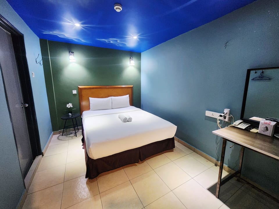 Standard Room, 1 Queen Bed | Hypo-allergenic bedding, desk, laptop workspace, blackout drapes