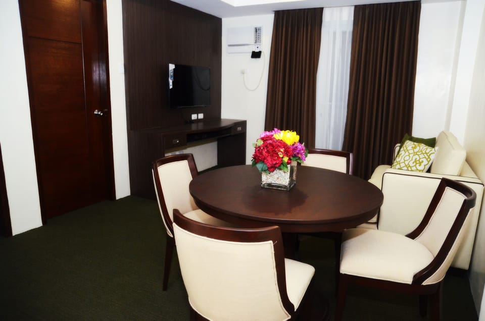 Signature Suite, 2 Bedrooms | Living area | Flat-screen TV