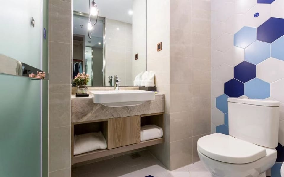 Superior Twin Room | Bathroom | Shower, rainfall showerhead, free toiletries, hair dryer