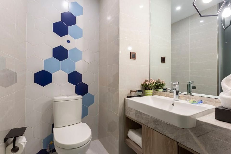 Superior Double Room | Bathroom | Shower, rainfall showerhead, free toiletries, hair dryer