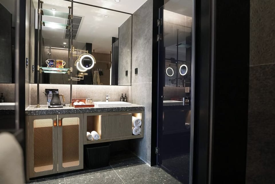 Business Single Room, City View | Bathroom | Shower, hair dryer, bathrobes, slippers