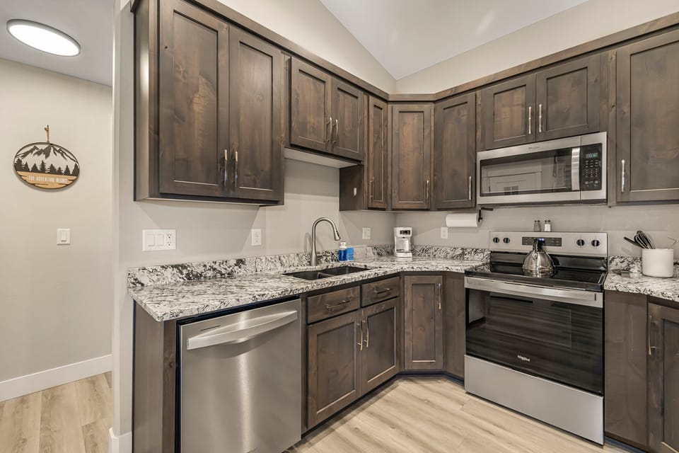 Victor Powwow ~ fully stocked kitchen w/ dishwasher