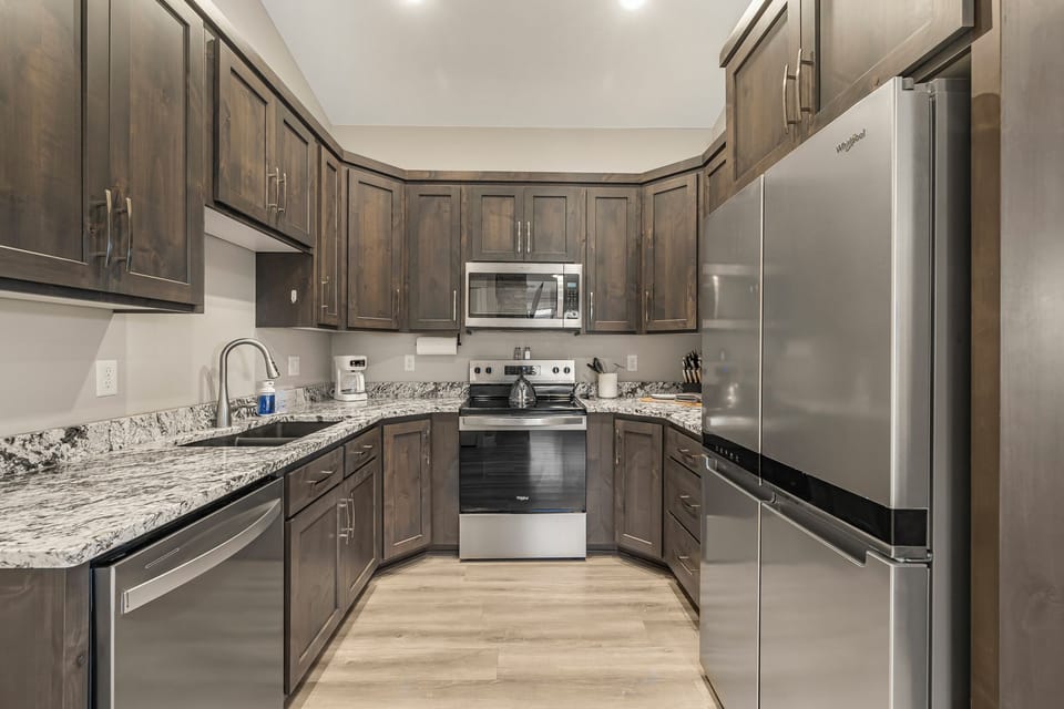 Victor Powwow ~ fully stocked kitchen w/ dishwasher