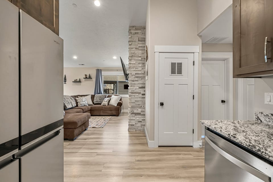 Victor Powwow ~ fully stocked kitchen w/ dishwasher
