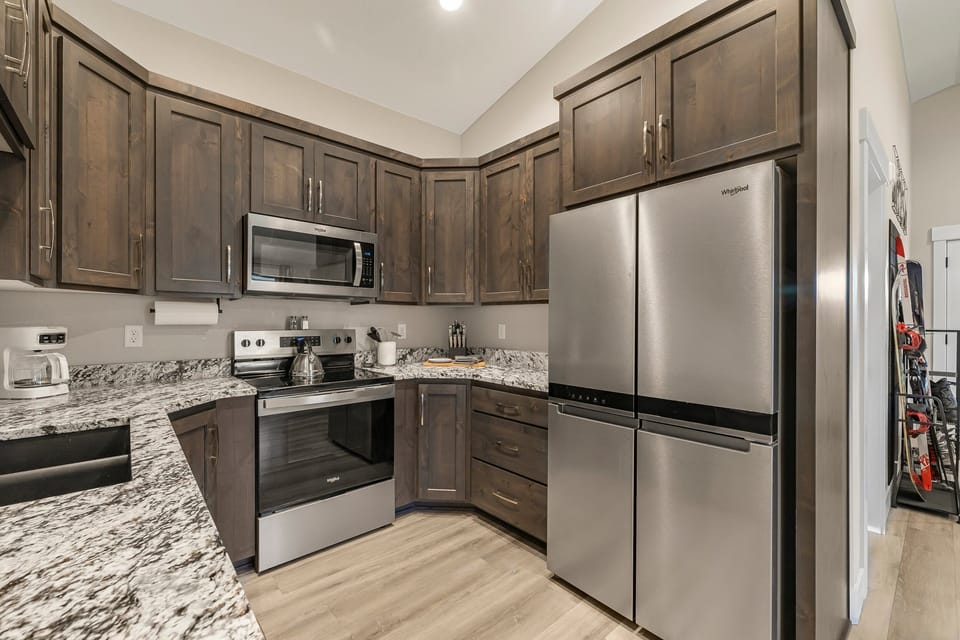 Victor Powwow ~ fully stocked kitchen w/ dishwasher