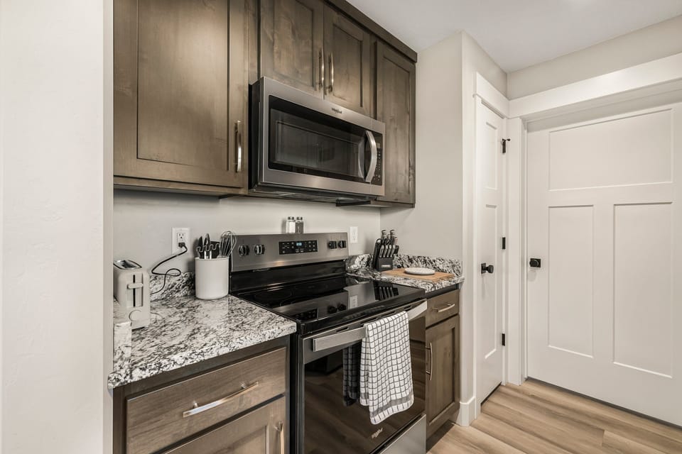 Victor Headwall ~ fully stocked kitchen w/ dishwasher