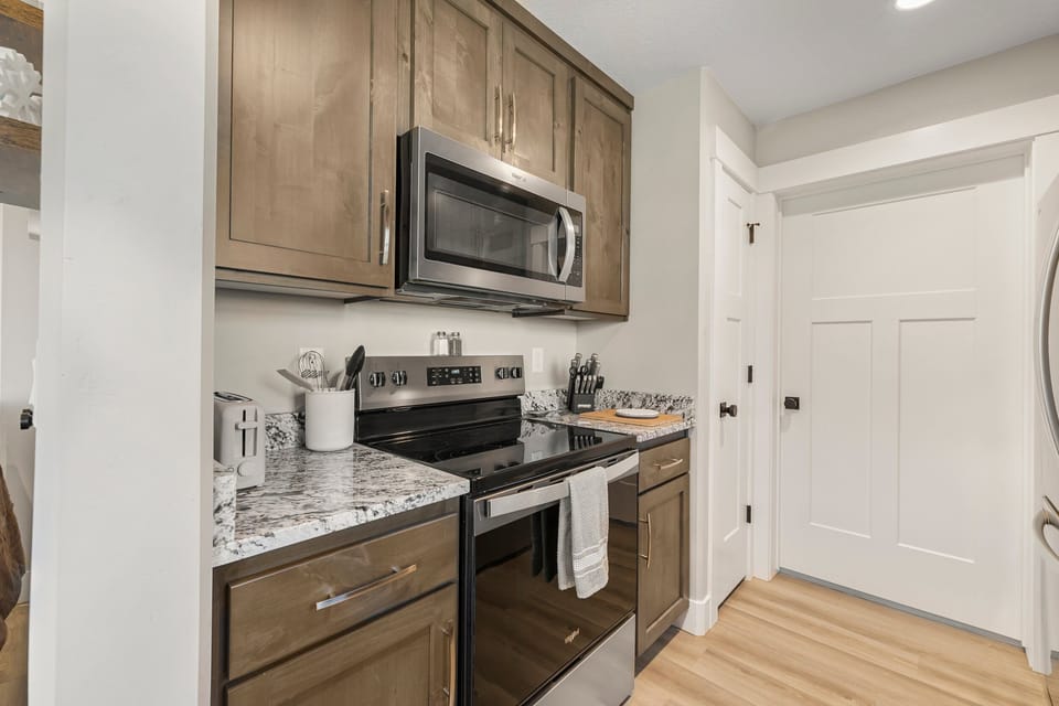 Victor Traverse ~ fully stocked kitchen w/ dishwasher