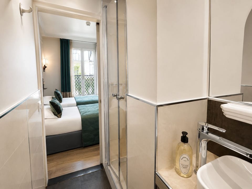 Superior Double Room | Bathroom | Shower, eco-friendly toiletries, hair dryer, towels