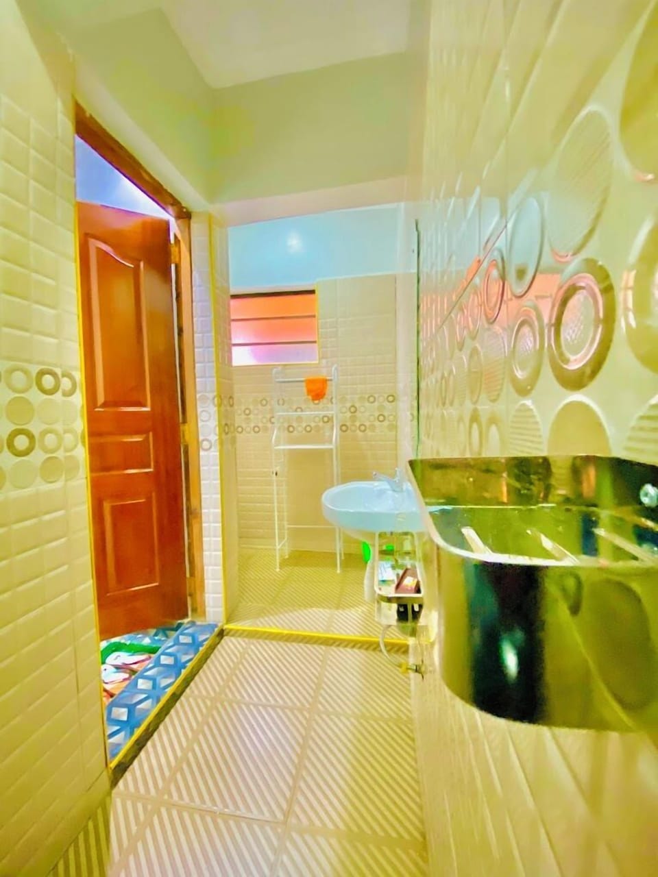 Deluxe Double Room | Bathroom | Shower, slippers, towels, soap