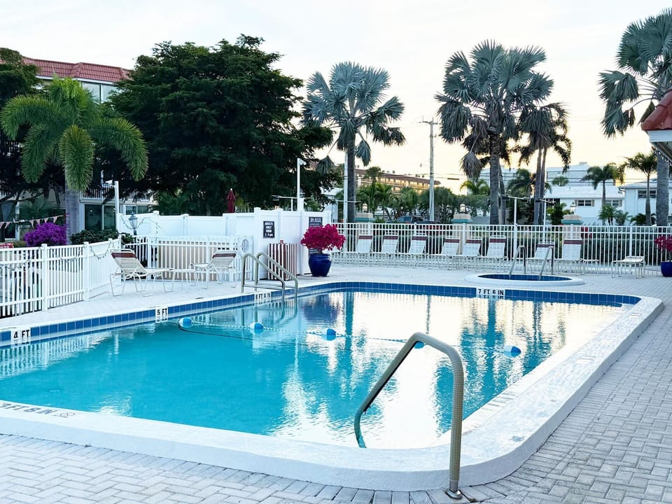 Siesta Harbor 2BR – 55+ Pool, Hot Tub & Beach (6360)