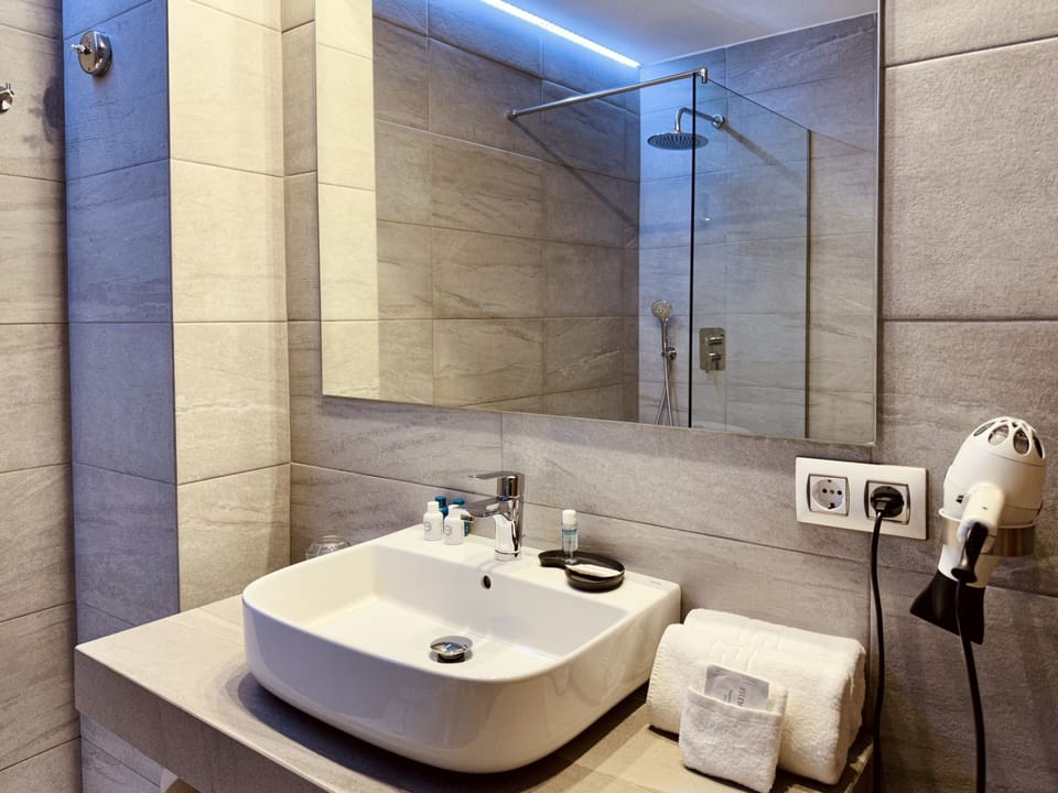 Superior Double Room, 1 Bedroom, Ground Floor | Bathroom | Rainfall showerhead, free toiletries, hair dryer, towels