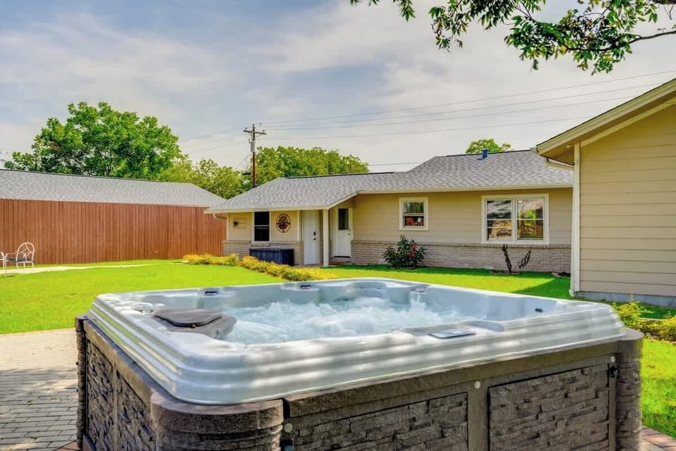 Brand new spa! Equipped with color changing lights for nighttime use. 