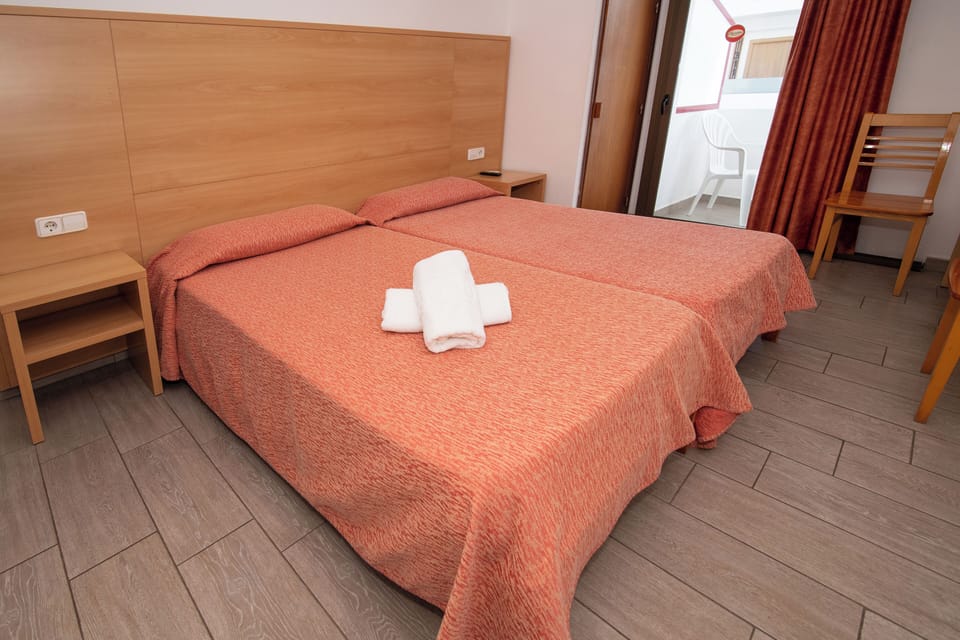 Twin Room, Terrace | Minibar, in-room safe, cribs (free), WiFi (free)