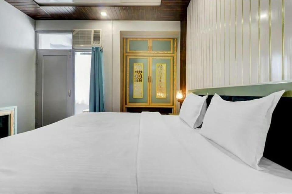 In-room safe, desk, soundproofing, iron/ironing board