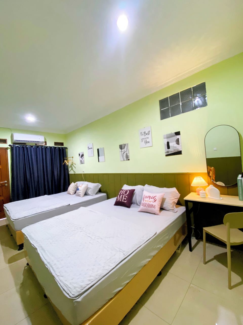 Family Room | Desk, laptop workspace, free WiFi