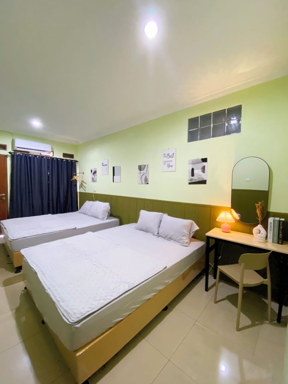 Family Room | Desk, laptop workspace, free WiFi