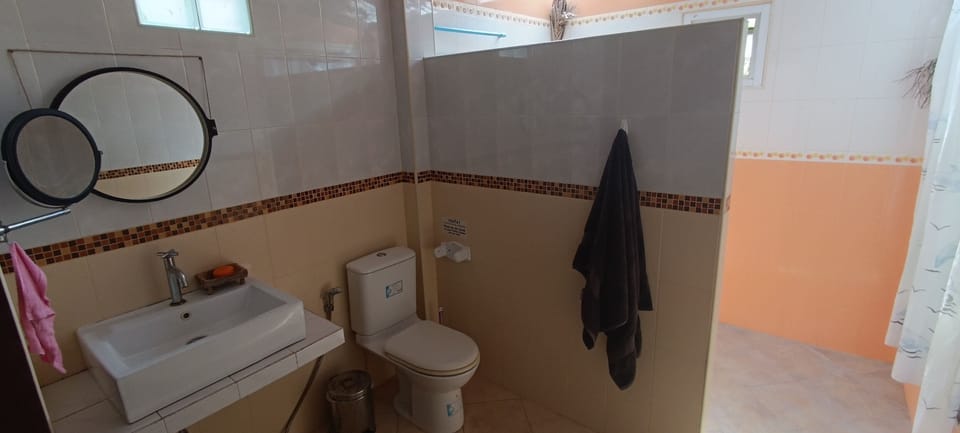 Deluxe Suite, Balcony, Sea View | Bathroom | Shower