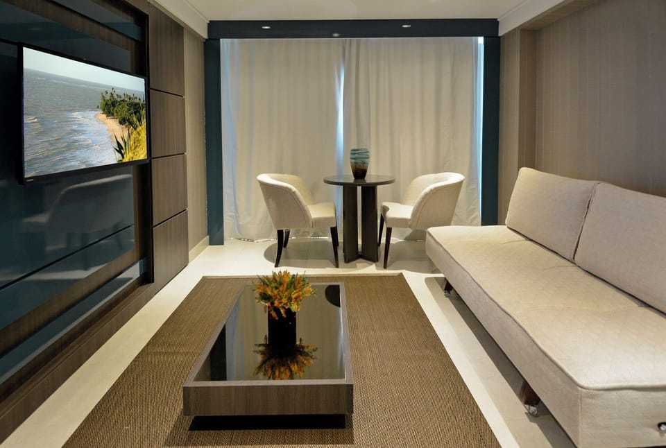 Suite Luxo Vista Mar | Minibar, in-room safe, individually furnished, desk