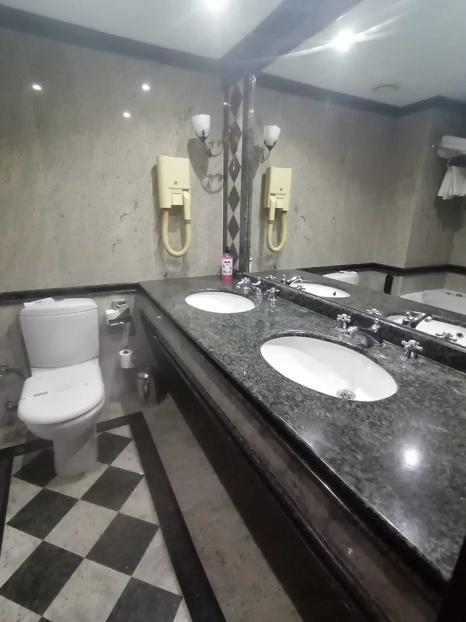 Deluxe Suite, City View | Bathroom | Hair dryer, slippers, towels, soap
