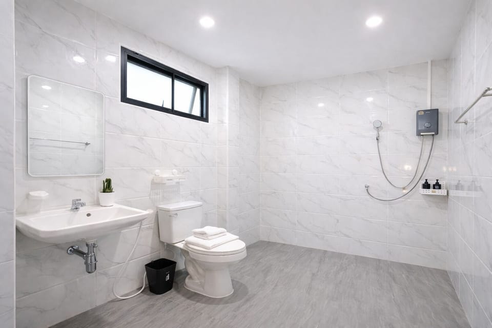 Deluxe Double Room | Bathroom | Shower, free toiletries, towels, soap