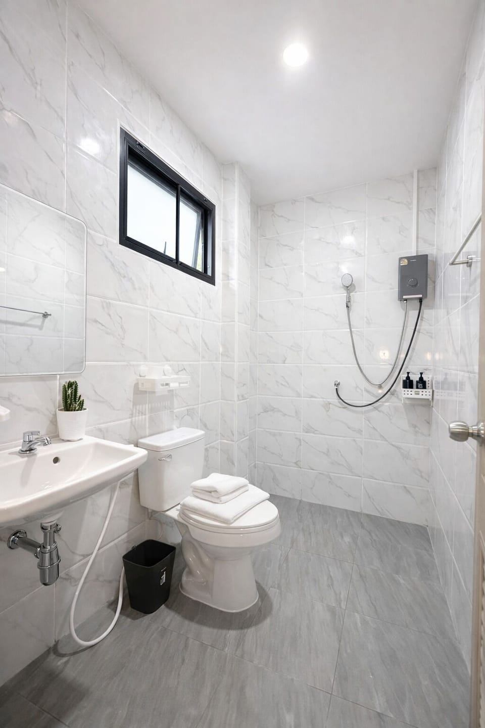 Deluxe Quadruple Room | Bathroom | Shower, free toiletries, towels, toilet paper