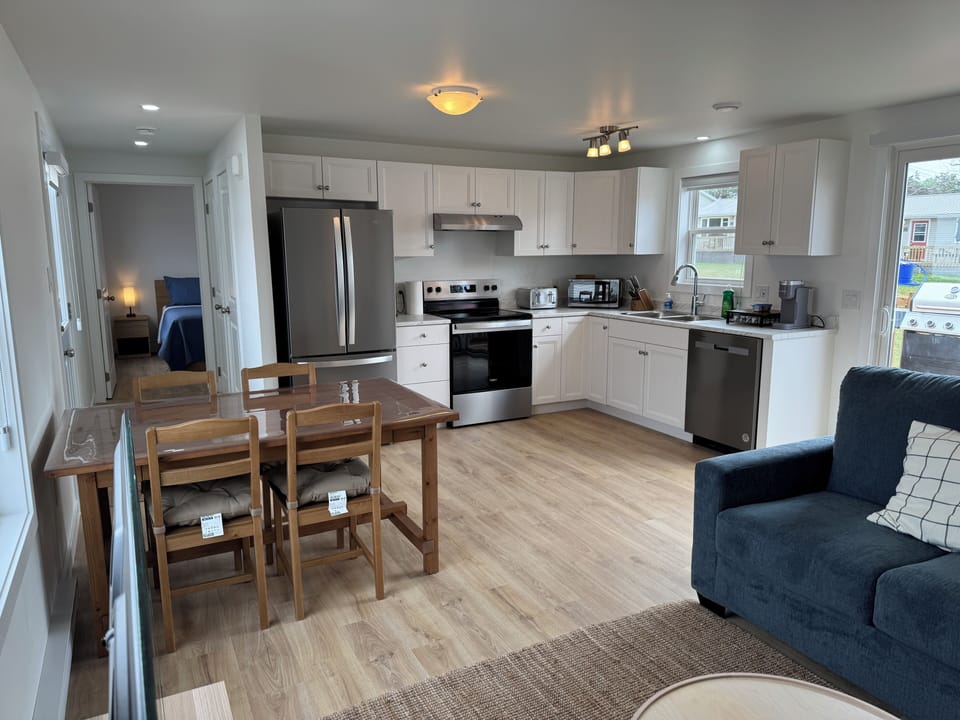 Executive Cottage | Memory foam beds, iron/ironing board, free WiFi, bed sheets