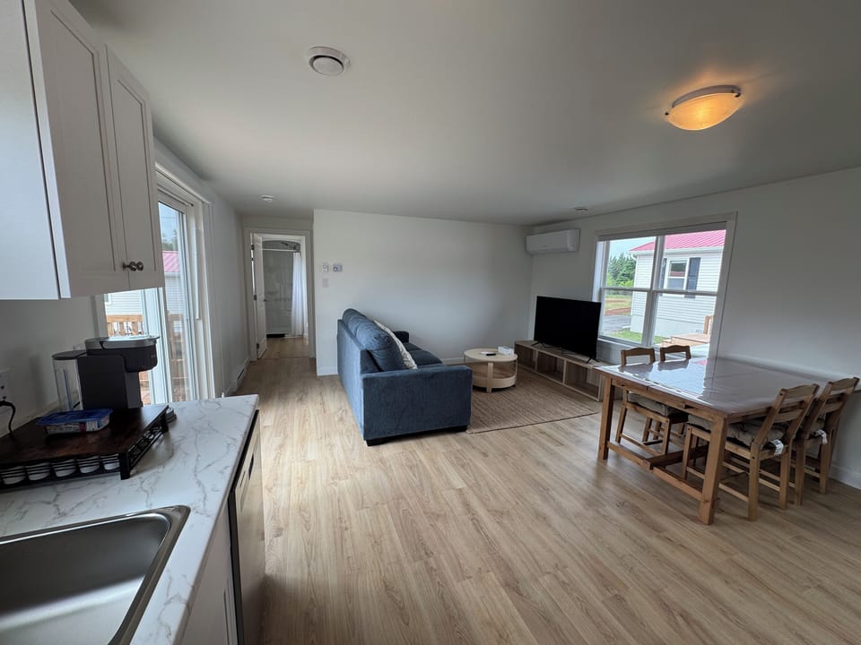 Executive Cottage | Memory foam beds, iron/ironing board, free WiFi, bed sheets