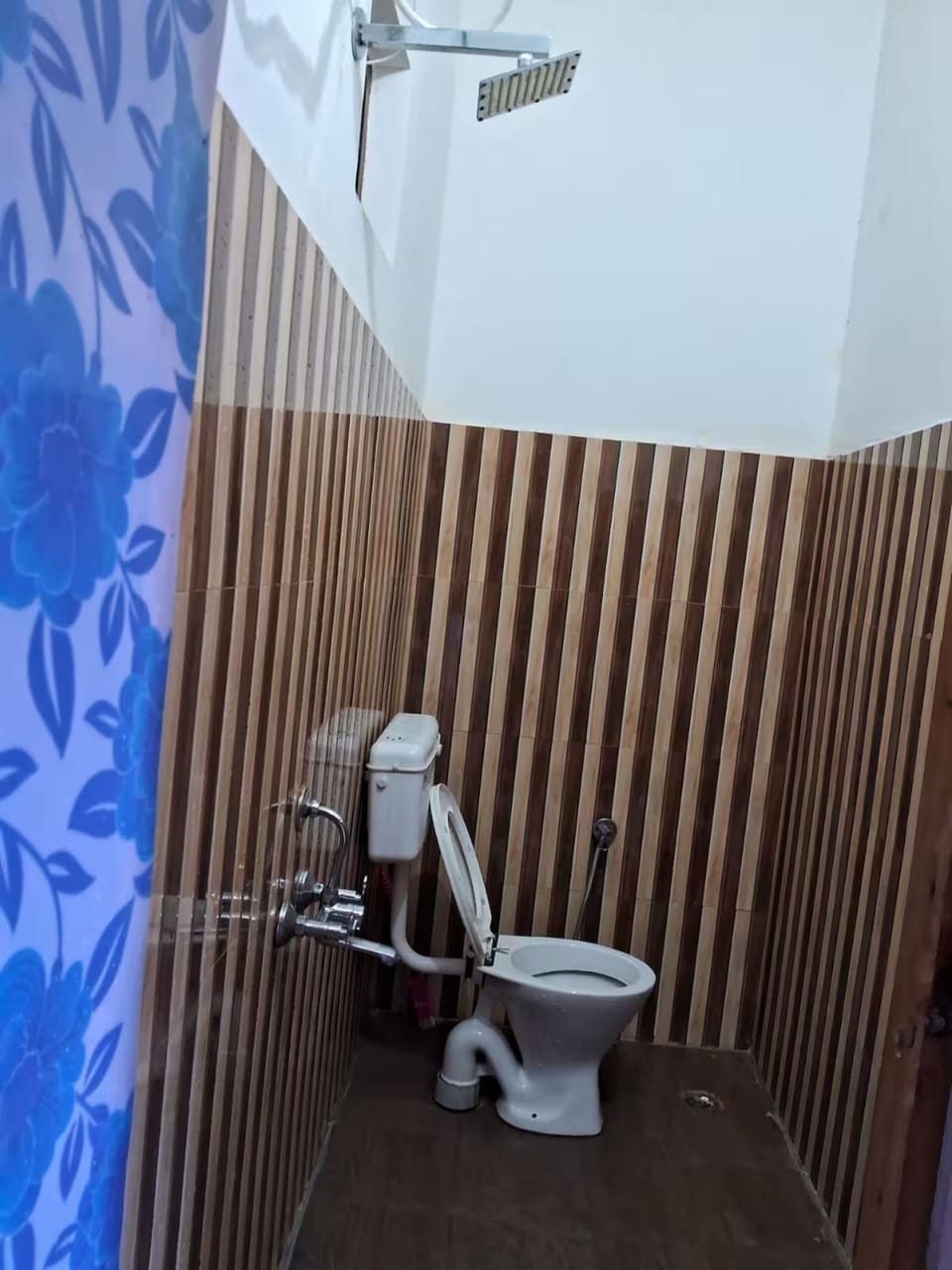 Deluxe Room | Bathroom | Shower, free toiletries, soap, shampoo