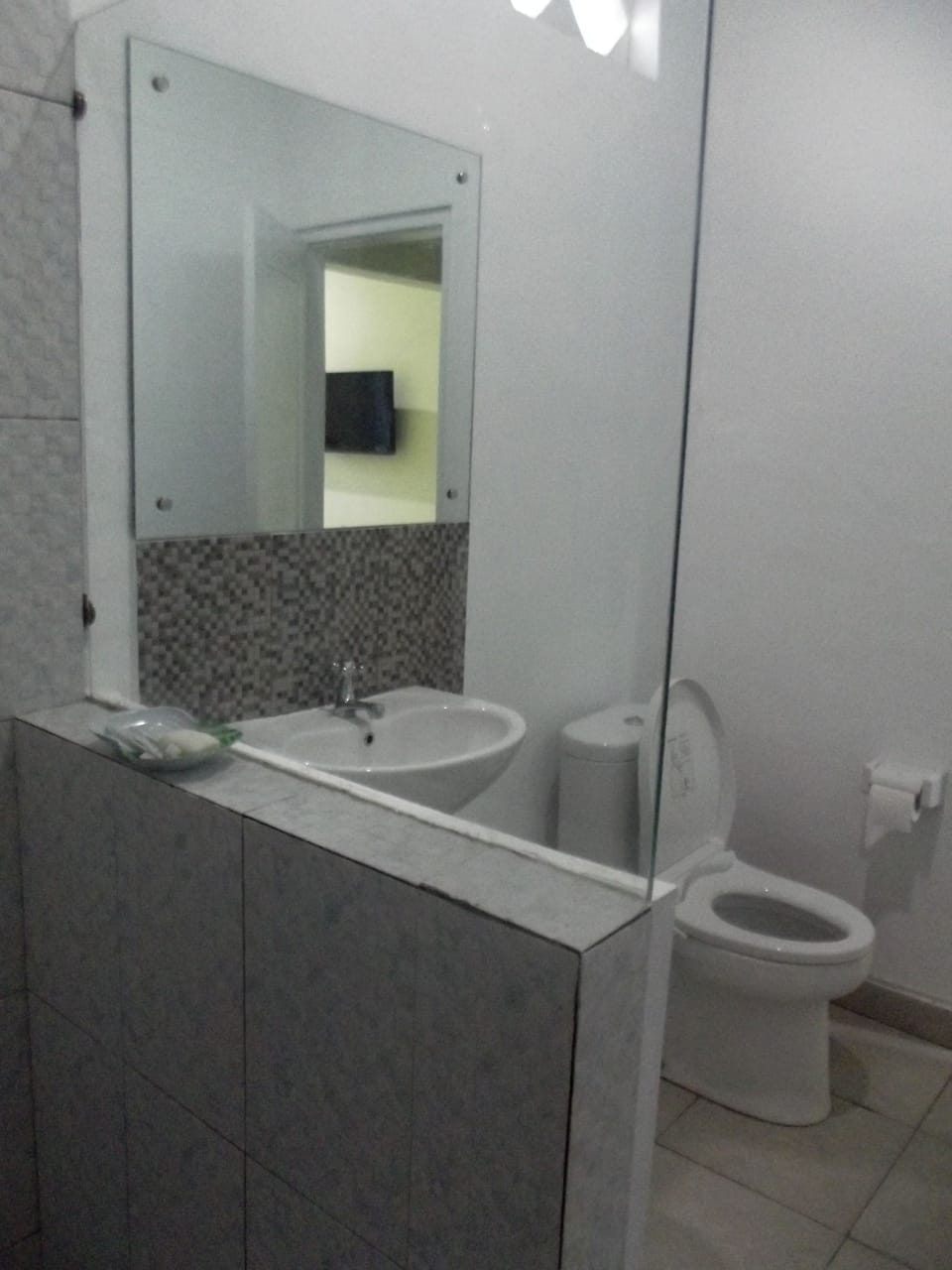 Shower, free toiletries, towels