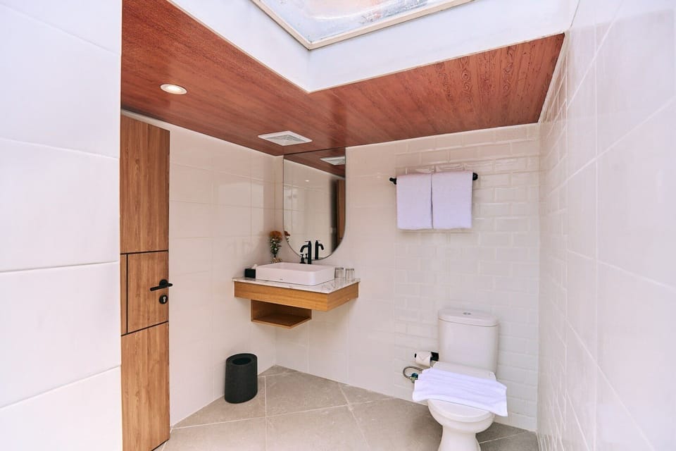 Deluxe Villa | Bathroom | Shower, free toiletries, towels, soap