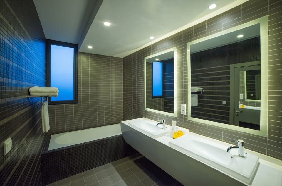 Suite, 1 King Bed, Balcony | Bathroom | Shower, rainfall showerhead, eco-friendly toiletries, hair dryer
