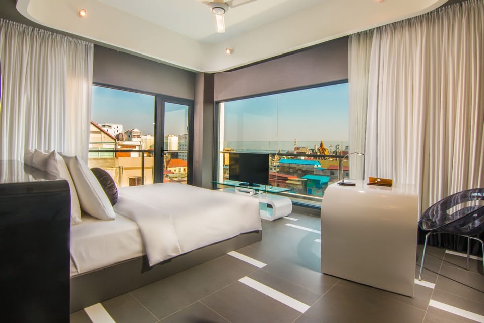 Suite, 1 King Bed, Balcony | In-room safe, desk, blackout drapes, soundproofing